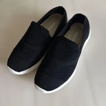 moz 블랙 슬립온 스니커즈 여성용 모즈 23.5cm