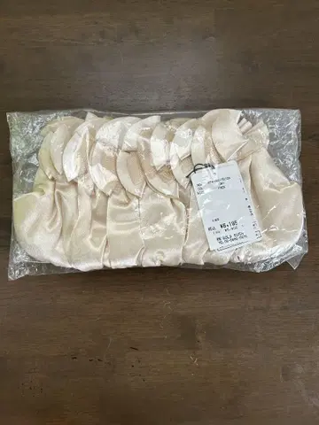 파티 백 베이지 새틴 원단 프릴 포함