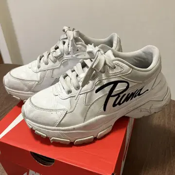 Puma 화이트 스니커즈