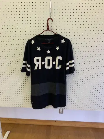R.O.C. 프린트 블랙 티셔츠
