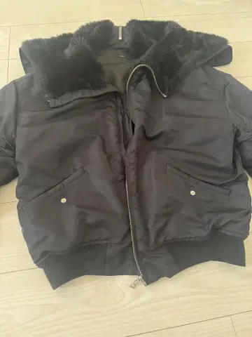 퍼가 달린 블랙 MA-1 자켓