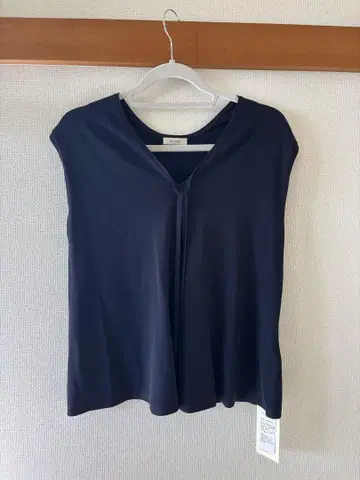 택 포함 네이비 슬리브리스 V넥