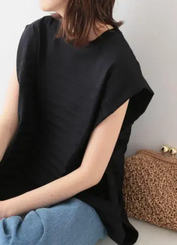 슬로브 이에나 패널 보더 턱 티셔츠 블랙