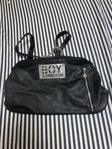 BOY LONDON 블랙 백 로고 플레이트 포함