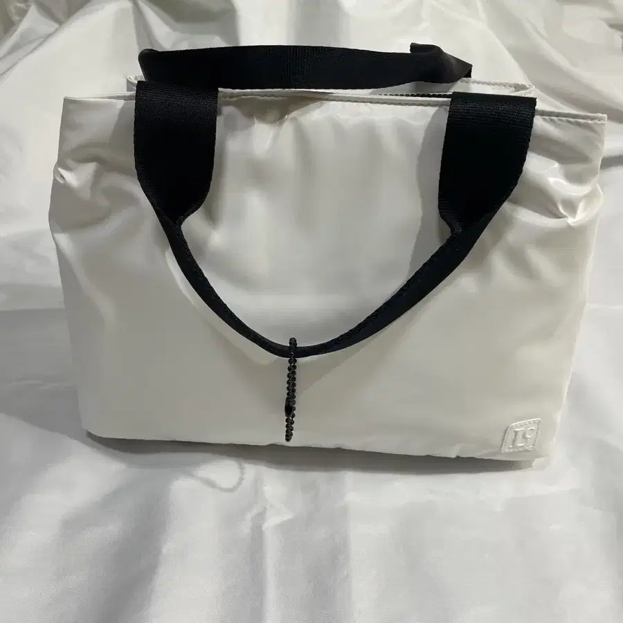 トートバッグ ^LOW CLASSIC^ PADDED NYLON BAGWHITE LC233_BA01WH ☆LOW CLASSIC☆ PADDED NYLON BAGWHITE LC233_BA01WH (LOW