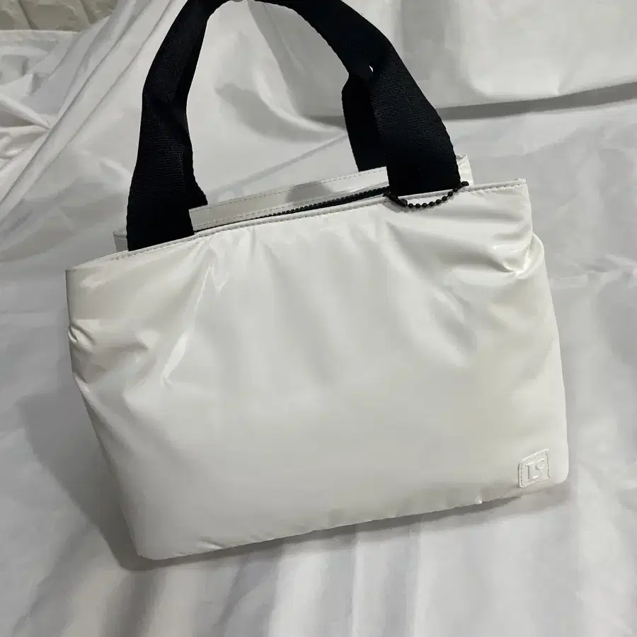 トートバッグ ^LOW CLASSIC^ PADDED NYLON BAGWHITE LC233_BA01WH Low Classic Padded Tote Bag #로우클래식 on Bunjang Global Site.
