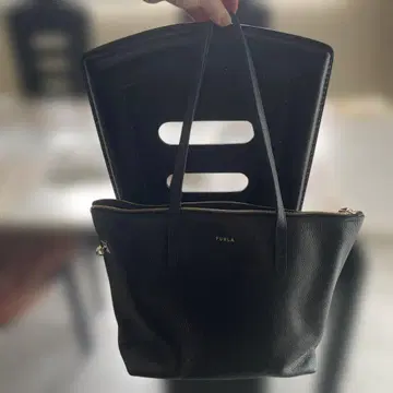 FURLA 블랙 가죽 숄더백 미디엄