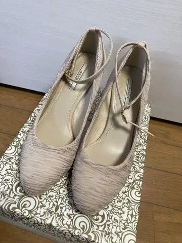 베이지 플리츠 디자인 하이힐 신발