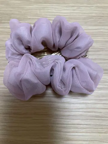 옅은 핑크 쉬폰 빗이 달린 스크런치