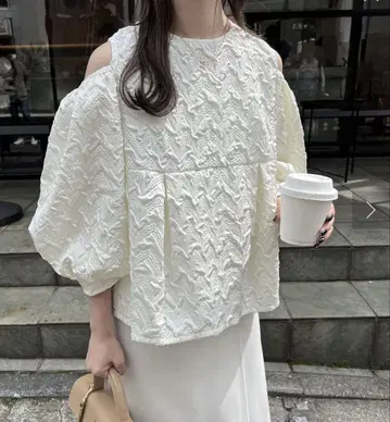 카프리슈 레마쥬 부푼 자카드 오프숄더 상의