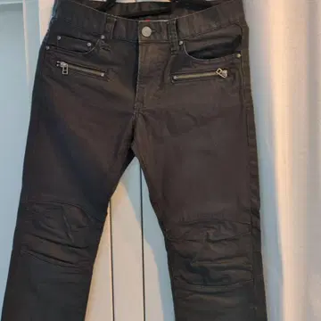 유니클로 슬림핏 블랙 데님 팬츠