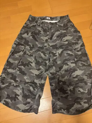 카모 패턴 카고 팬츠 사이드 포켓 부착
