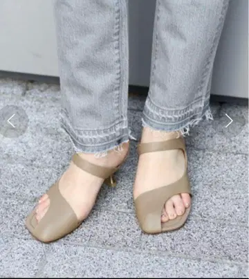 LE TALON 르 탈론 GRISE 가죽 아지메 컷 뮬 샌들