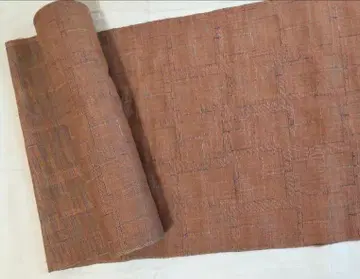 여러 가지 색의 실로 짜여진 브라운 계열의 울 기모노 옷감