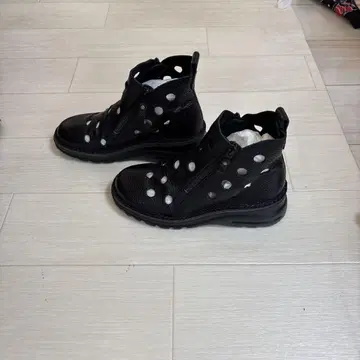펀칭 지퍼 부츠 블랙