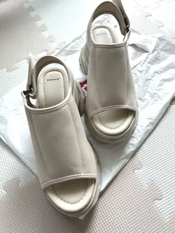 JEANASIS 베이지 샌들