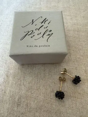 niki du poulain 그레인 귀걸이 BLACK