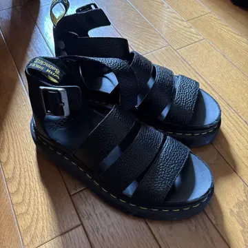 Dr. Martens 블랙 가죽 샌들