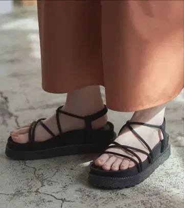스트랩 샌들 티티베이트