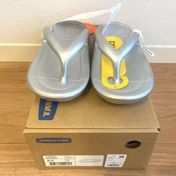 미사용 새상품 TAW&TOE 실버 샌들 23cm