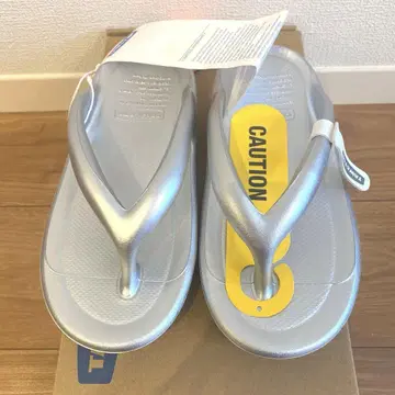 미사용 새상품 TAW&TOE 실버 샌들 23cm