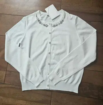 택 포함 새상품 Armoniatile 비쥬가 달린 가디건 화이트
