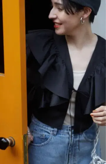 KBF 멀티 WAY 크롭 프릴 블라우스