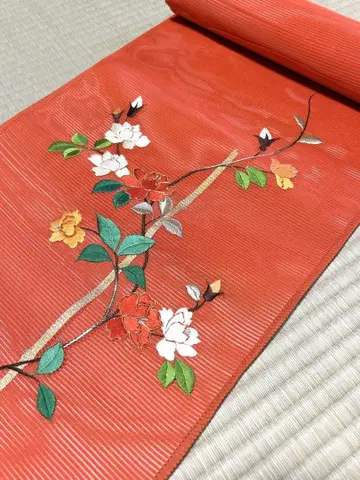 빨간색 바탕에 꽃무늬 자수 여름 오비