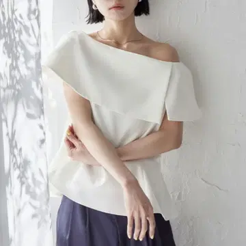 새상품급 ur's 케이프 디자인 페플럼 탑 M 화이트