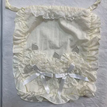 사에라 히스 크로네 프릴이 달린 크림색 복조리