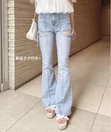INGNI 사이드 리본 컷 아웃 플레어 데님 팬츠