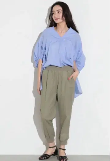 미사용 빔즈 카키 허리밴딩 팬츠