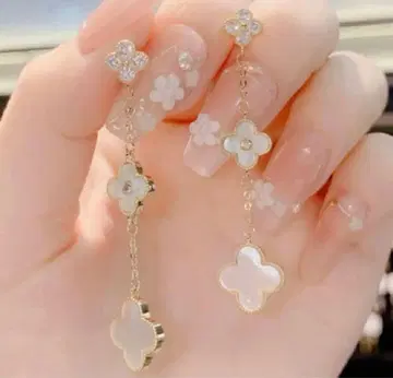 클로버 쉘 귀걸이 미사용 새상품
