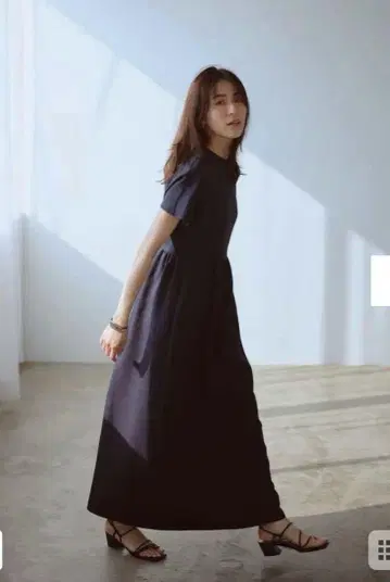 Newans 사사카와 유리 콜라보 올씬 핏 드레스