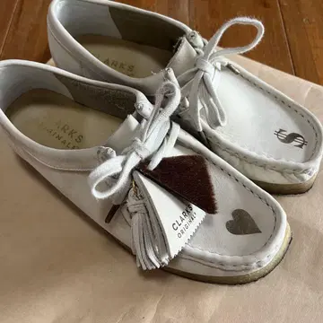 CLARKS KOWGA 모카신 화이트 가죽