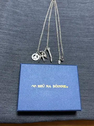 BRU NA BOINNE 목걸이, 박스 있음