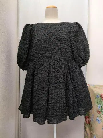 코엘 블랙 플리츠 볼륨 소매 블라우스