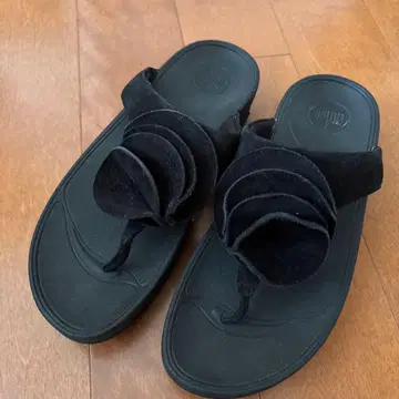 핏플랍 스페이드 플라워 모티브 컴포트 통굽 샌들 24cm