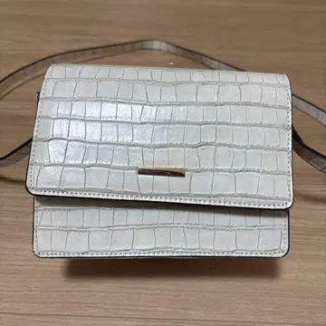 moussy 화이트 악어 엠보싱 숄더백