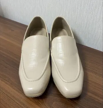 베이지 모카 힐 로퍼 M 사이즈 a.v.v