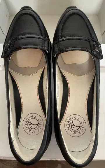 새상품급 만다리나덕 블랙 로퍼