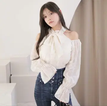 립 서비스 오프숄더 리본 포함 화이트 블라우스