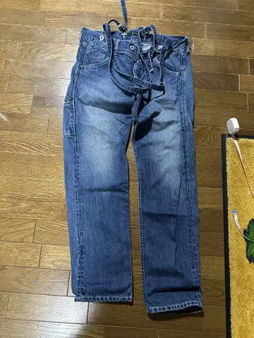 서스펜더가 있는 다크 블루 데님 M 사이즈