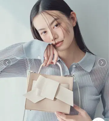 리본 포함 베이지 핸드백