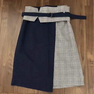CECIL McBEE 네이비와 체크 무늬 타이트 스커트