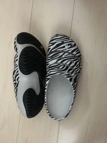 Keen 제브라 패턴 샌들 W8 24.5cm