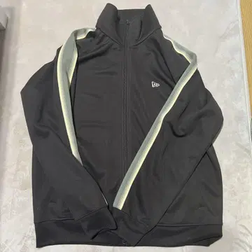 New Era 뉴에라 트랙 자켓 원 포인트 브라운