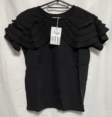 Myu 프릴이 달린 블랙 반팔 티셔츠