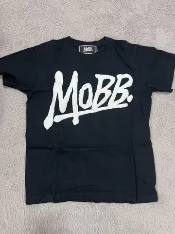 MOBB. 로고 프린트 블랙 티셔츠