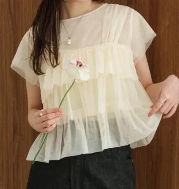 프릴이 달린 반팔 상의